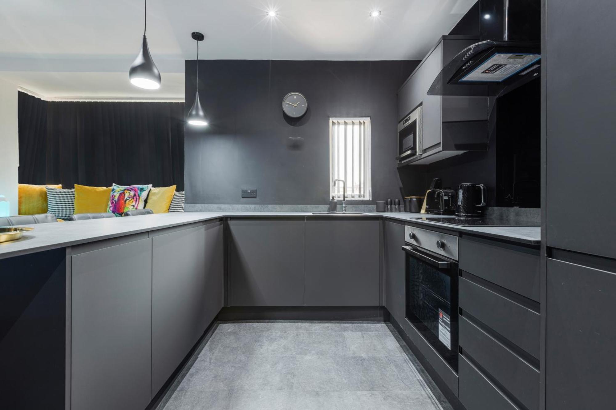 Two Bed Modern Apartment 5Min Walk To Town Centre With Free Parking ! Under New Management Blackpool Exterior photo